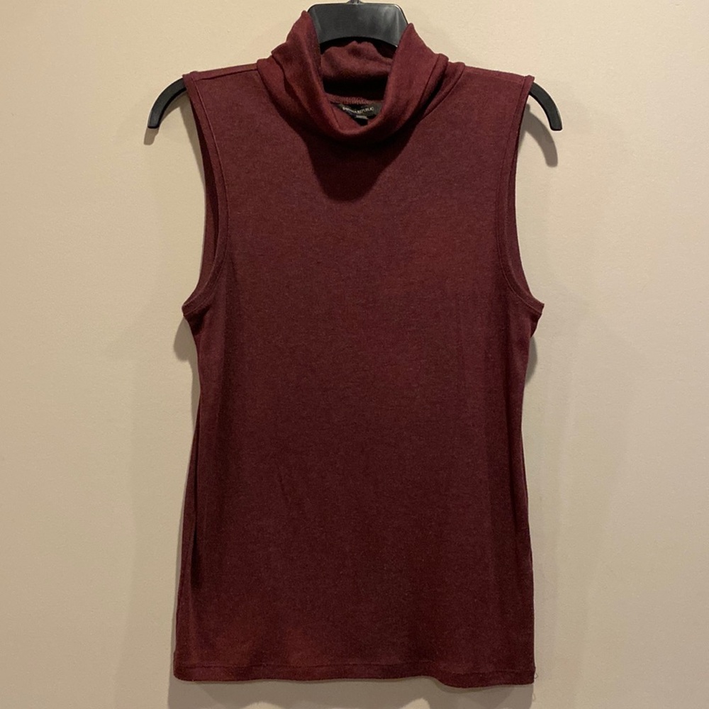 Banana Republic sleeveless burgundy turtleneck shirt medium